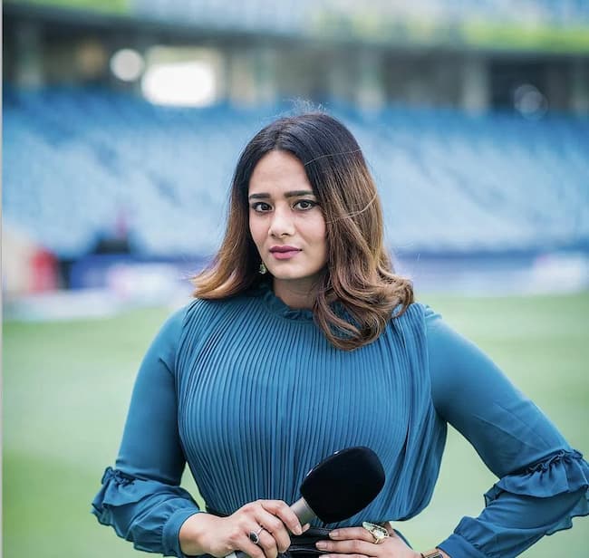 10 Most Beautiful Female Anchors In Cricket